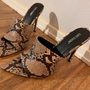 cape robbin snakeskin mule